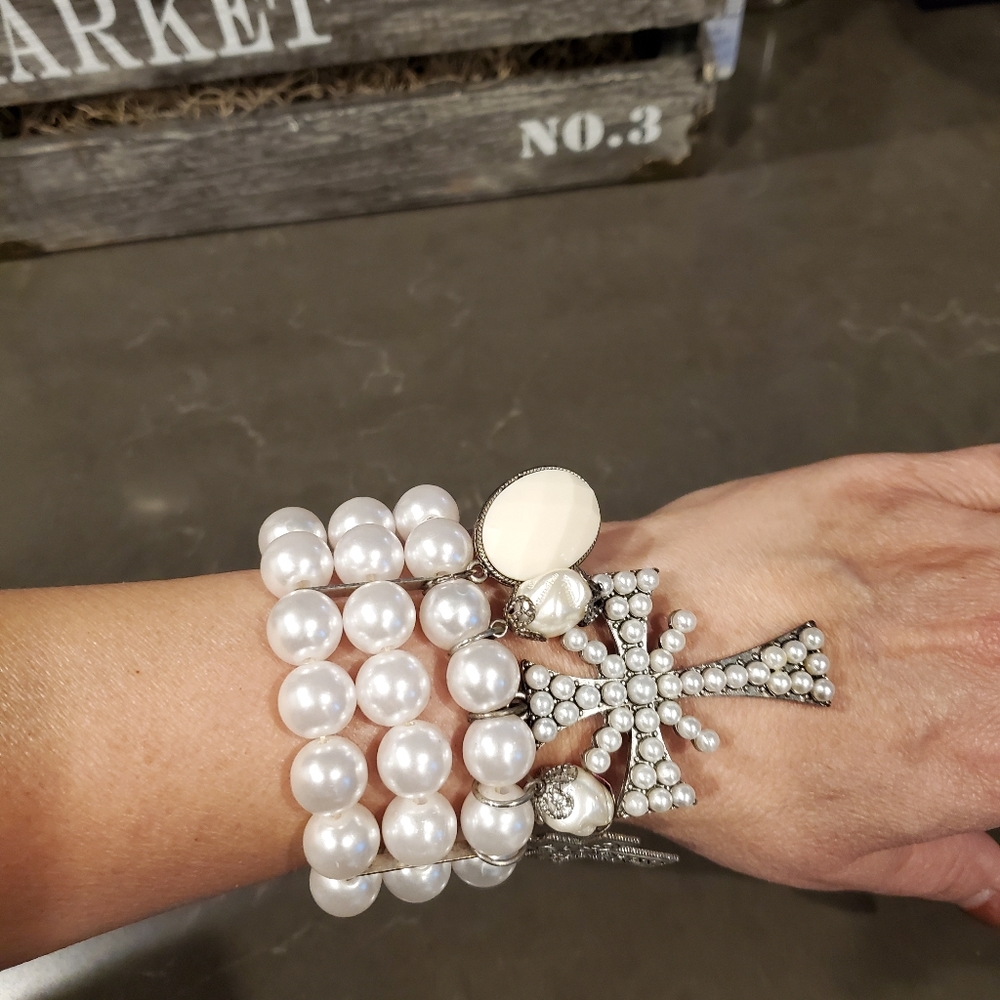 Stretch faux pearl bracelet with crosses